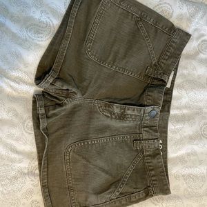 Gap 1969 olive green twill shorts size 28/6, 3” inseam